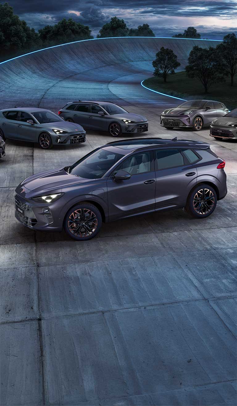 CUPRA Range su un circuito di gara serale.