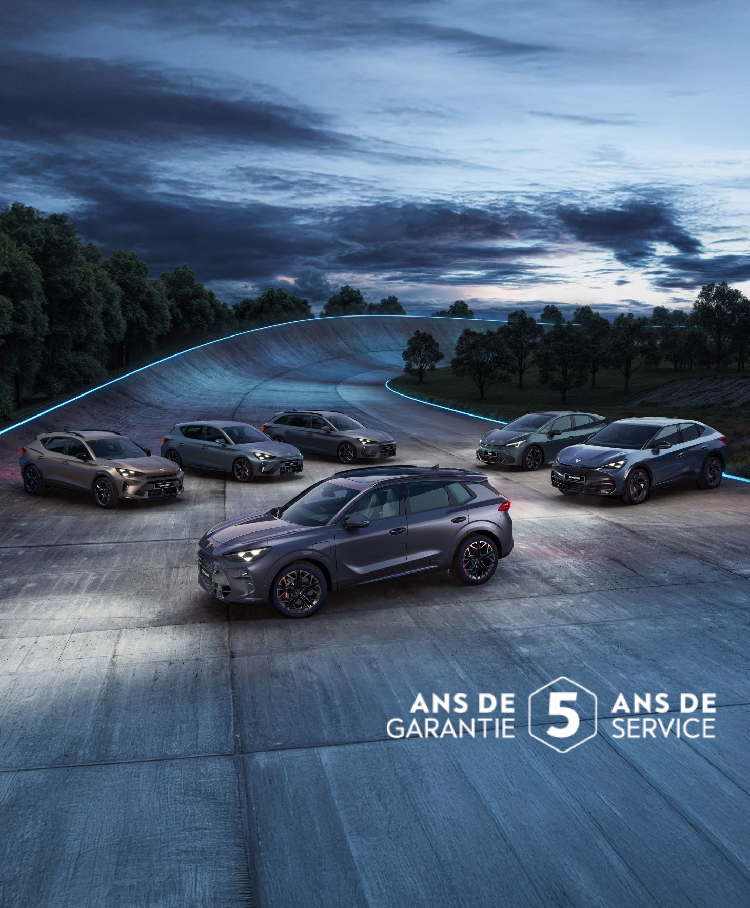 Gamme CUPRA sur un circuit de course le soir.