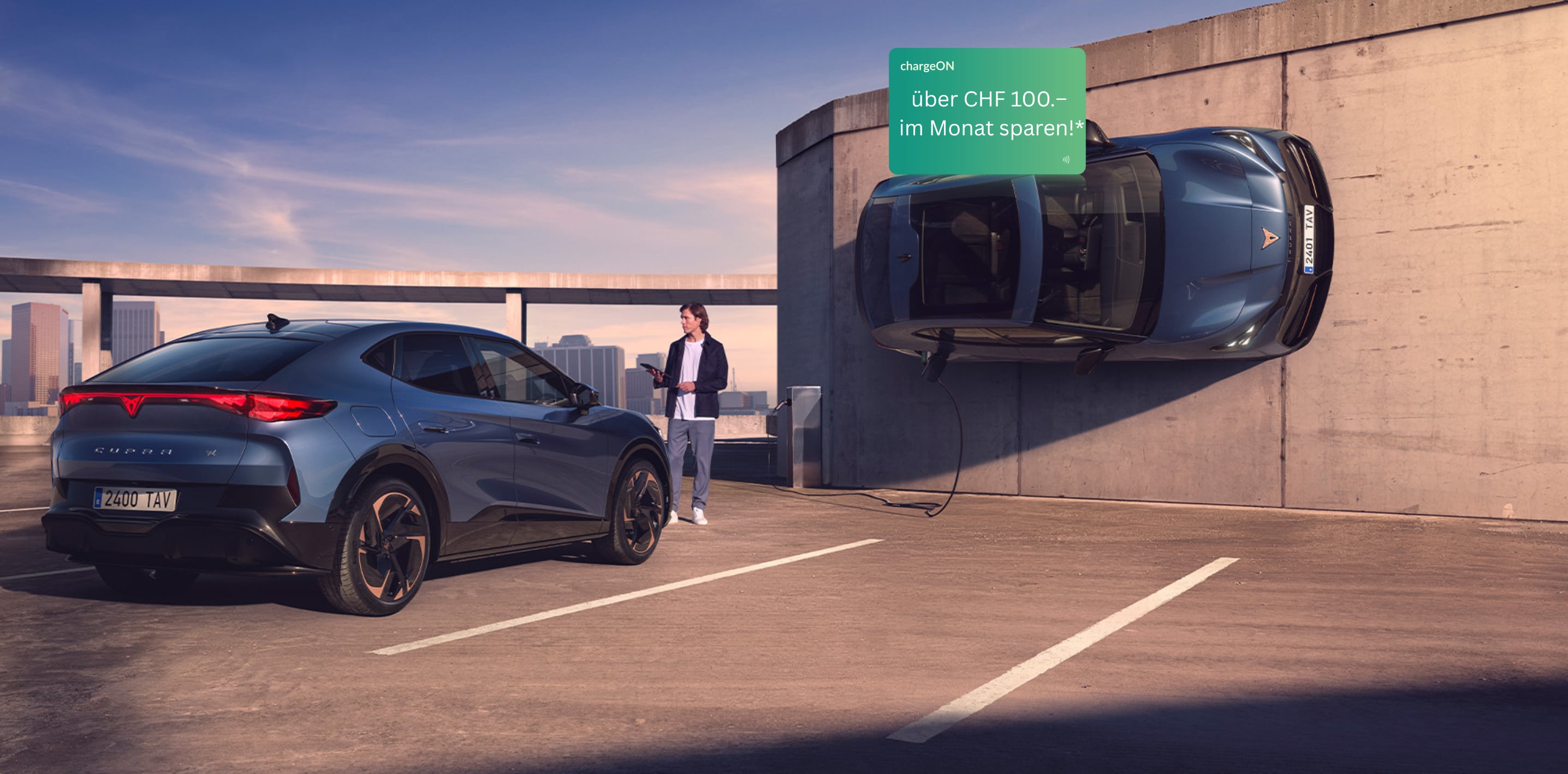 CUPRA Tavascan steht an einer öffentlichen Ladesäule mit einem Mann, der zum charge on Tarif von 28 Rappen lädt.