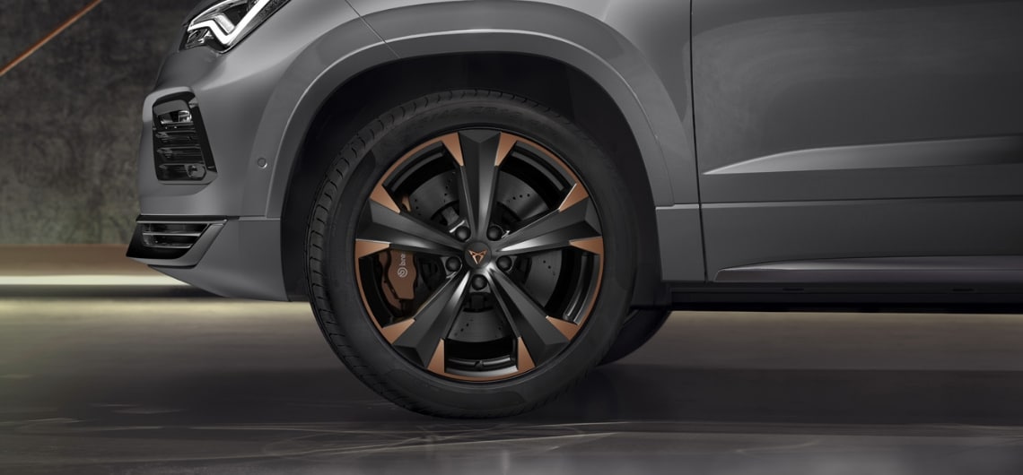 Gros plan sur les jantes 19′′ en cuivre de la CUPRA Ateca INICIO dotées de freins puissants.