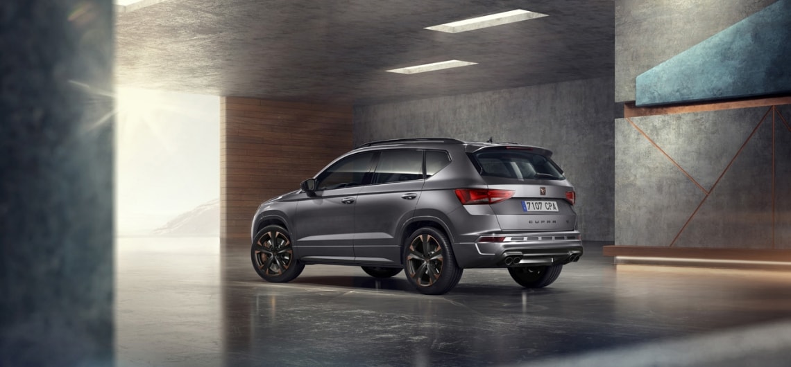 Vue arrière de la CUPRA Ateca INICIO avec son extérieur voyant en Graphite Grey.