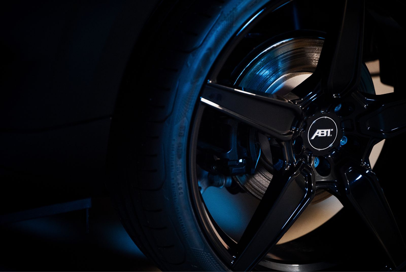 Nahaufnahme des unteren Teils eines CUPRA Formentor, um das Leichtmetallraddesign in Sport Black Matt der Black Edition hervorzuheben.