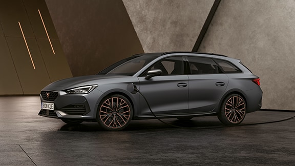 Nouvelle voiture de sport familiale CUPRA Leon Sportstourer ehybrid couleur graphene grey en train de charger