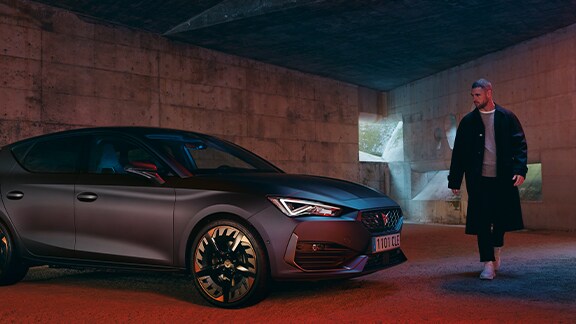 Nouvelle-CUPRA-Leon-ehybrid-cinq-portes-technologie-magnétique-matte-voiture-sport-compacte-vue-latérale-avant-en-charge