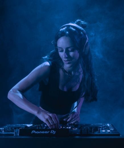 Frau am DJ Pult