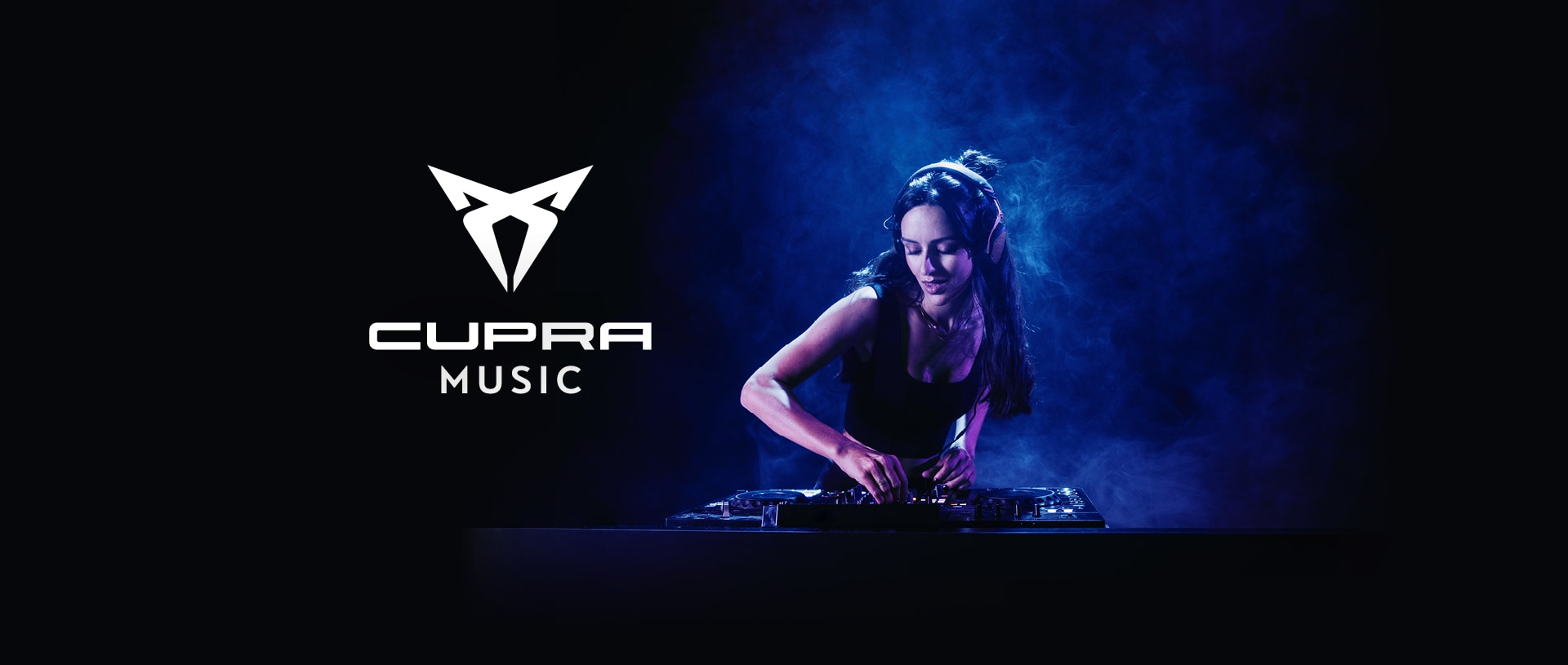 Frau am DJ Pult