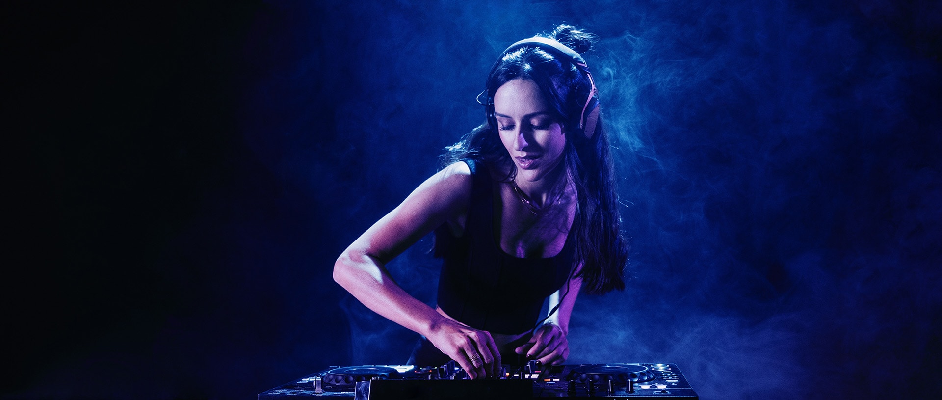 Donna al DJ Pult