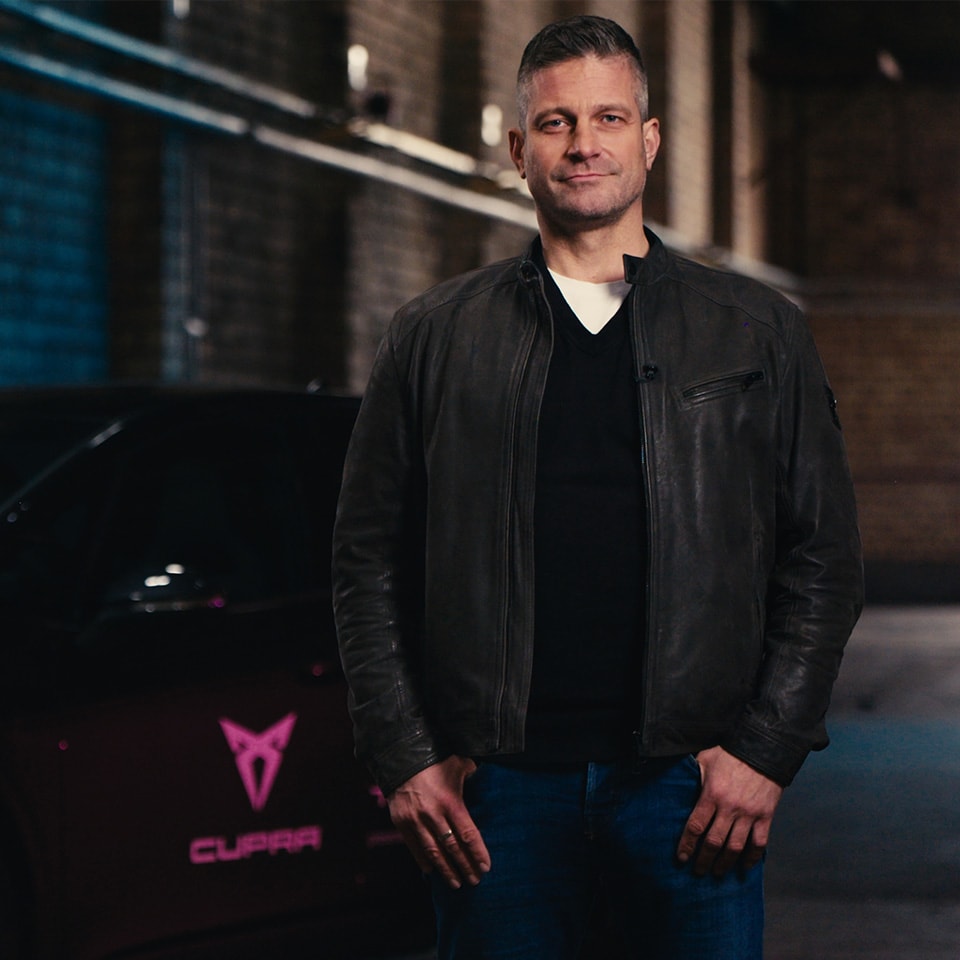 Der neue CUPRA Tavascan VZ Tavascan Blue beim Aufladen