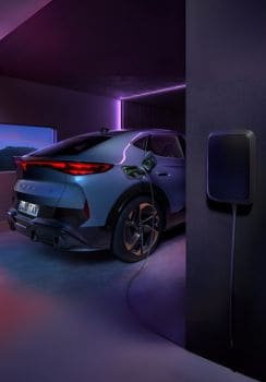 CUPRA Tavascan à une station de recharge