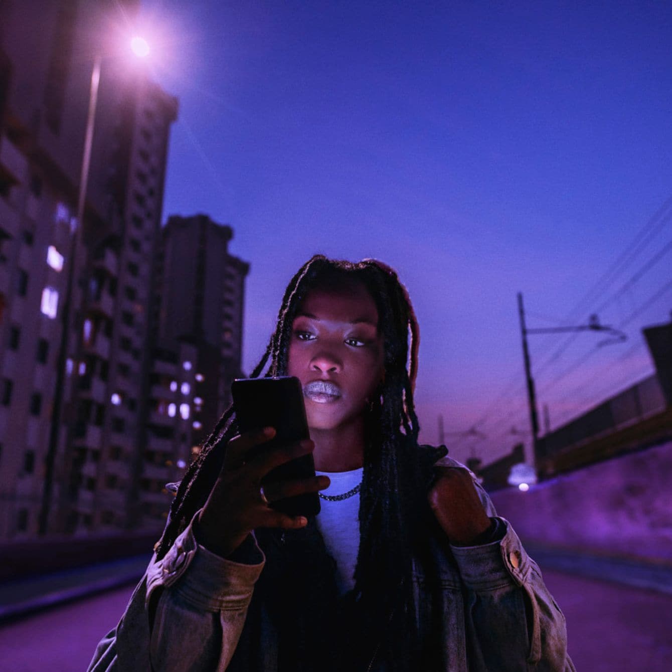 Junge Frau bedient ihr Smartphone