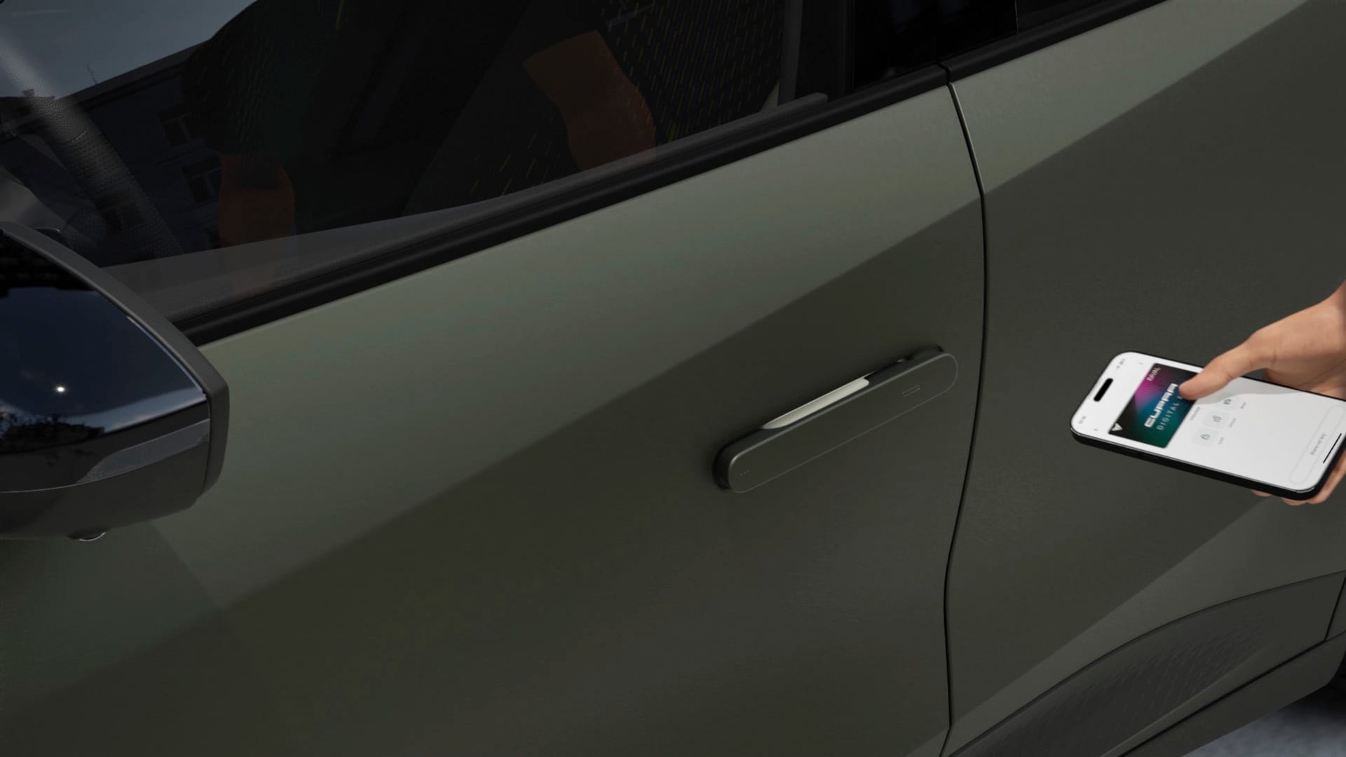 Gros plan sur la porte de la CUPRA Born VZ, en gris timanfaya, qui met en évidence l’une des nouvelles fonctions du pack edge: la clé numérique, qui peut être utilisée via le smartphone.