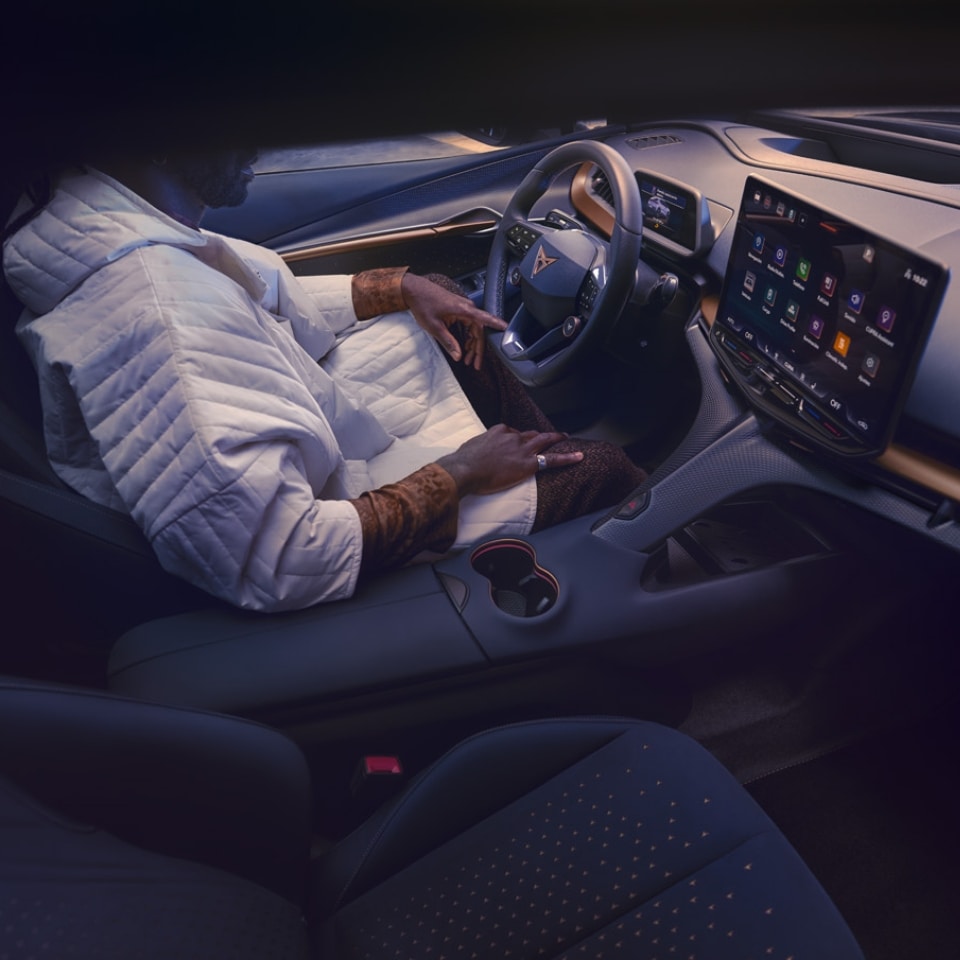 Der neue CUPRA Tavascan VZ Tavascan Blue beim Aufladen