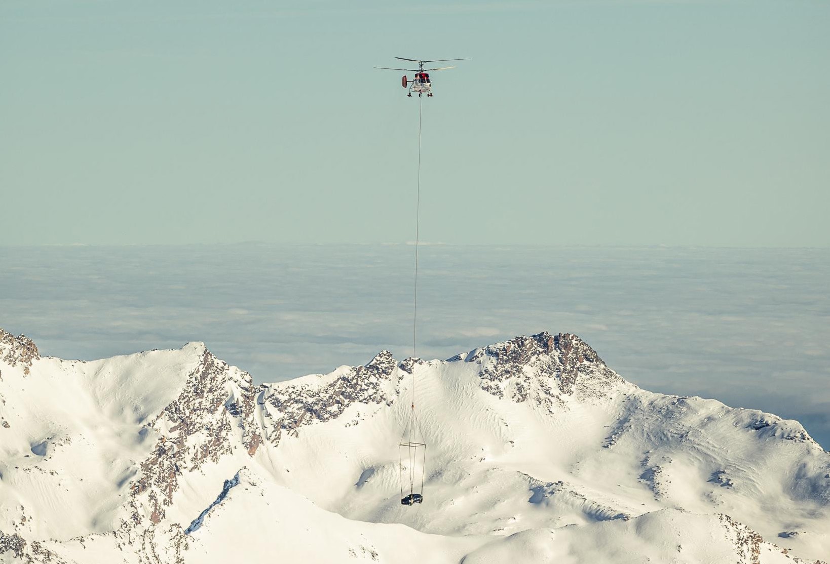 Der CUPRA Formentor am Helikopter auf dem Weg nach Saas-Fee