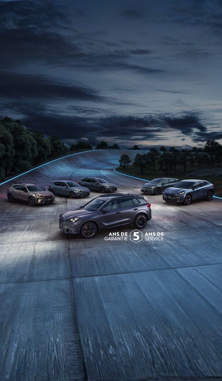 CUPRA Range su un circuito di gara serale.