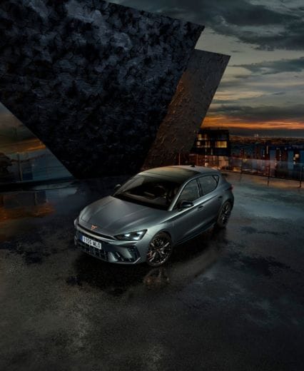 CUPRA Leon Plug in Hybrid in abendlicher Dämmerung
