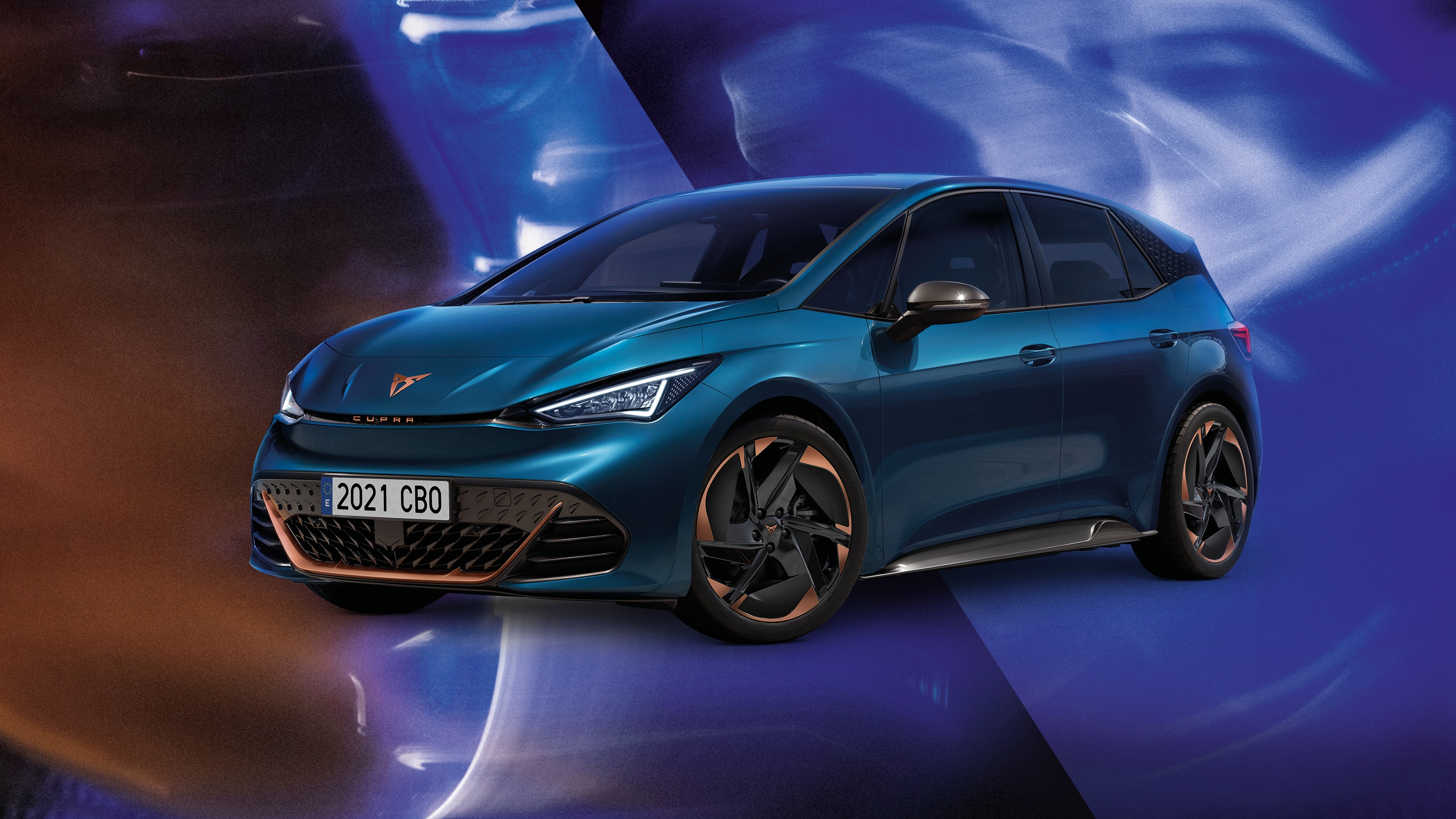 Der neue CUPRA Born in Lava Blue mit Aero-Felgen 
