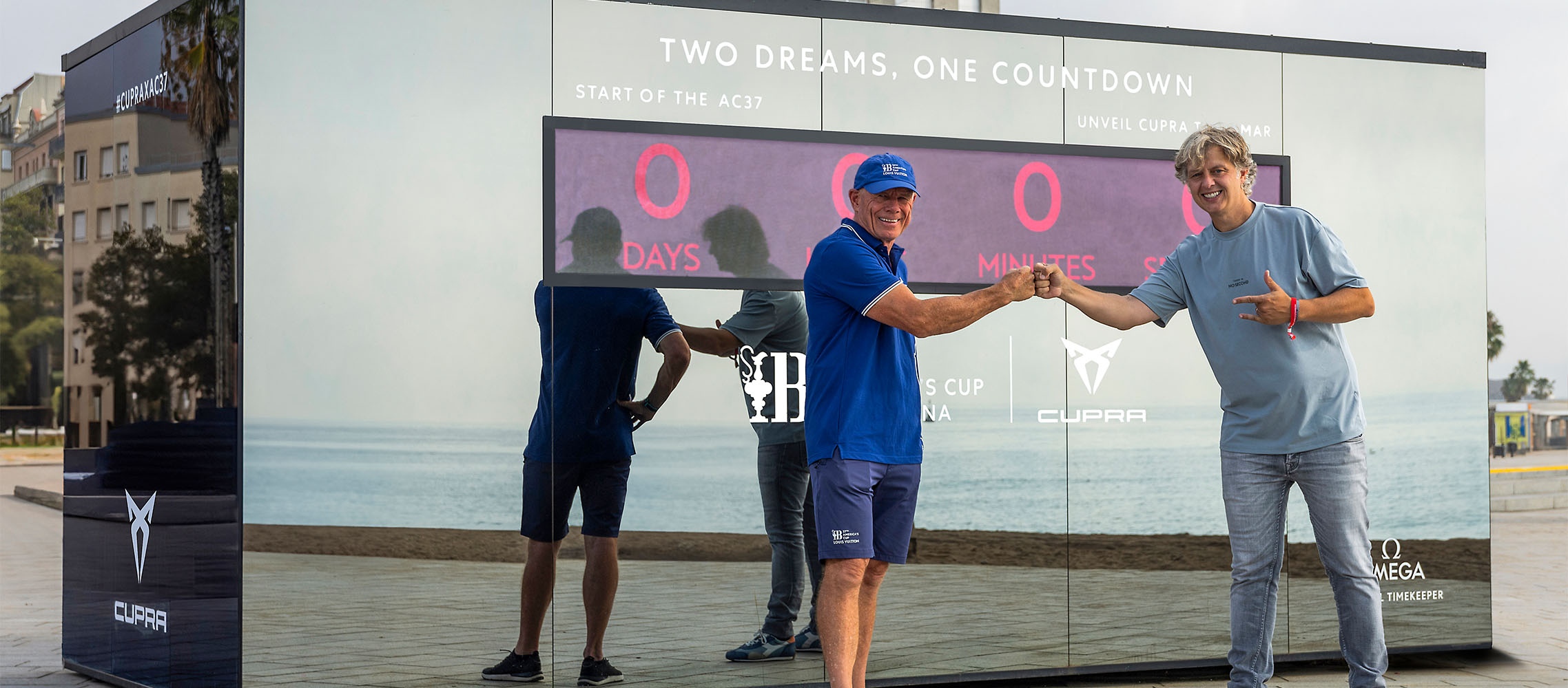 Countdown-Anzeige während der Enthüllung des neuen CUPRA Terramar, mit dem Event-Hintergrund, der den Slogan „Zwei Träume, ein Countdown“, das CUPRA-Logo und die Stadtlandschaft von Barcelona im Hintergrund zeigt.