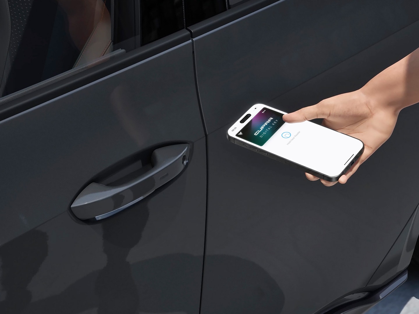 Primo piano della portiera della CUPRA Born VZ, in Timanfaya Grey che mette in risalto una delle nuove funzioni del pacchetto Edge: la chiave digitale, utilizzabile tramite smartphone.