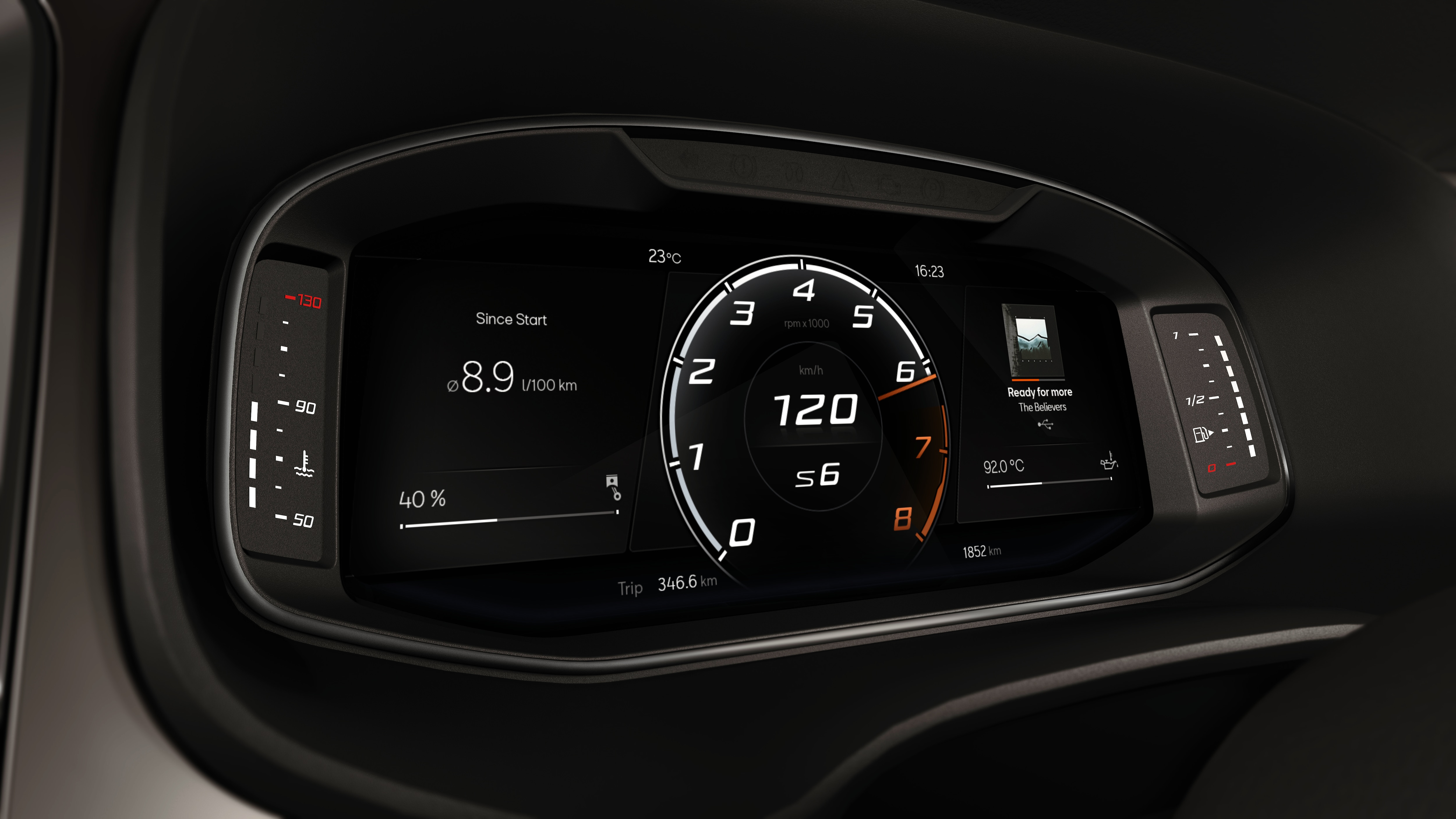 Primo piano del cockpit digitale da 10,25′′ della CUPRA Ateca, che mostra al conducente dati di guida e informazioni sulla velocità in tempo reale.