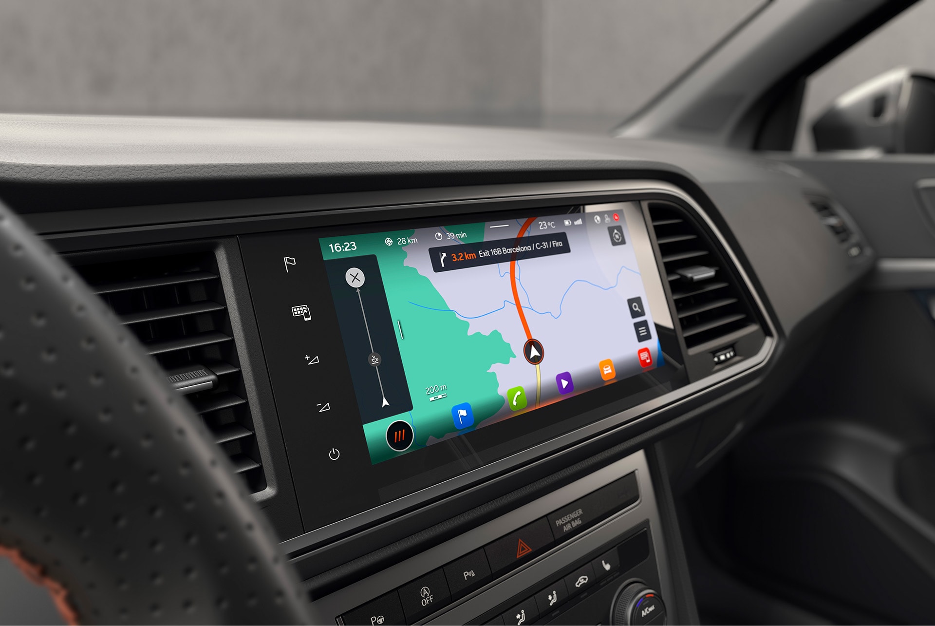 Primo piano del sistema di navigazione da 9,2′′ della CUPRA Ateca, che mostra una navigazione online completa con una visualizzazione chiara e dettagliata delle mappe per un itinerario preciso.
