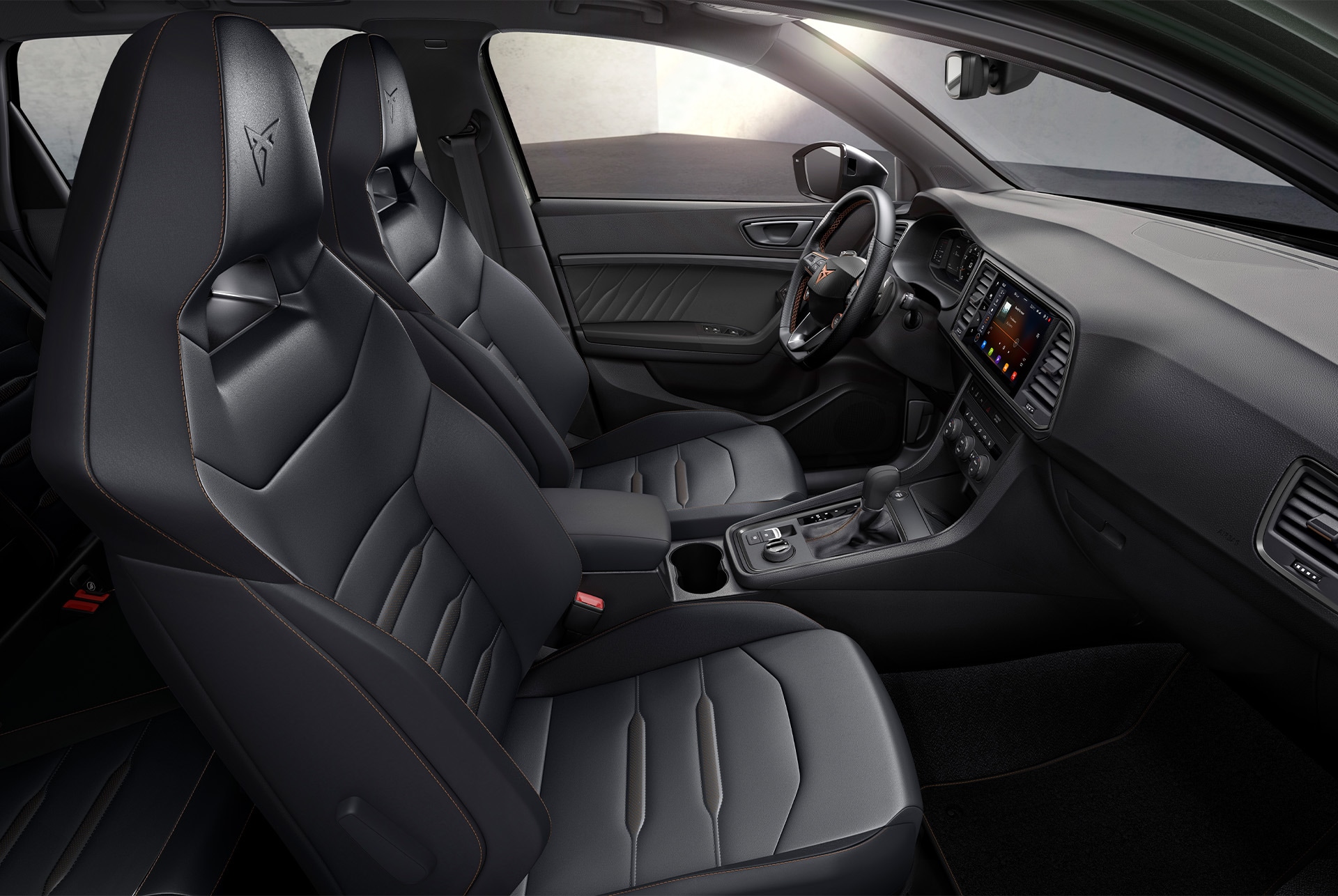 Vista interna della CUPRA Ateca con sedili sportivi a guscio in vera pelle nera che conferiscono un look raffinato e di pregio per migliorare la vostra esperienza di guida.
