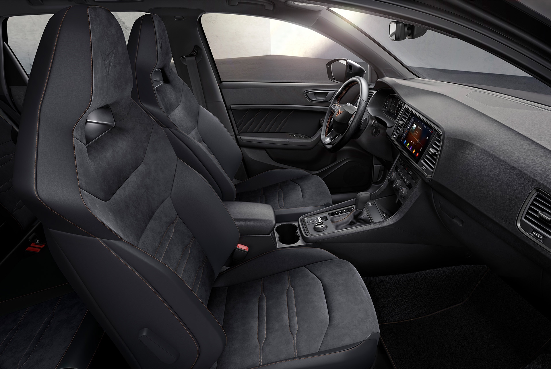 Vista interna della CUPRA Ateca con imbottitura sportiva per un’esperienza di guida unica.