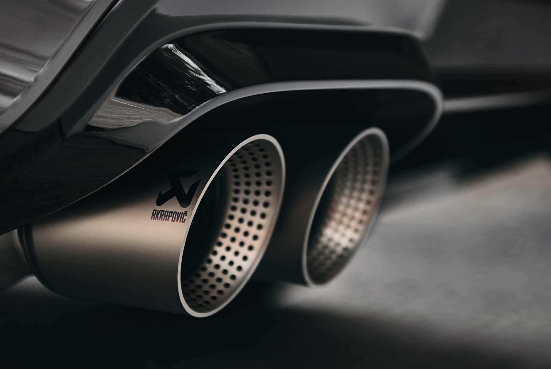 Primo piano del potente impianto di scarico duplex di Akrapovič della CUPRA Ateca, che migliora potenza e sound. 