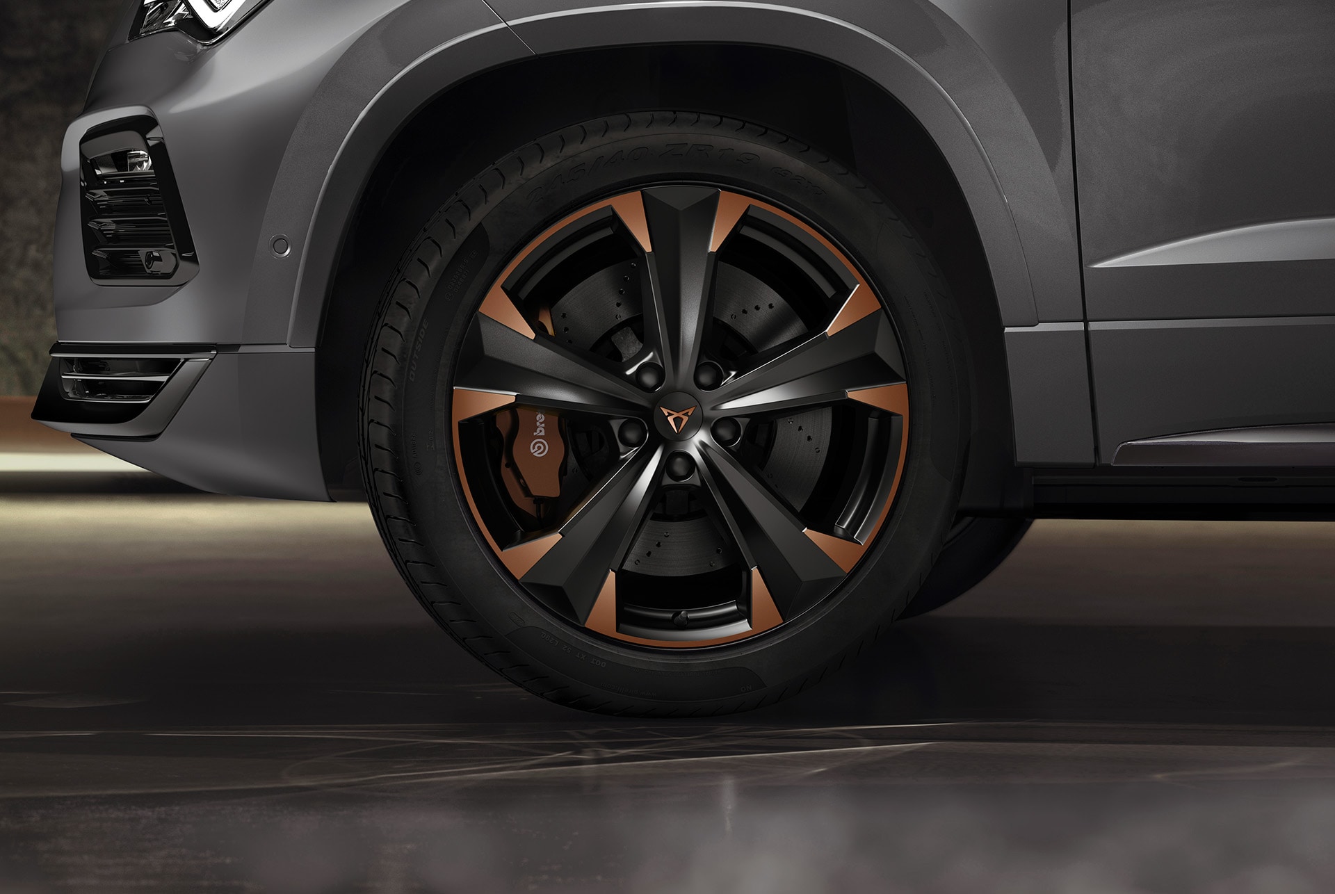 Primo piano dei freni ad alte prestazioni della CUPRA Ateca con pinze Brembo che erogano un’eccellente forza frenante.
