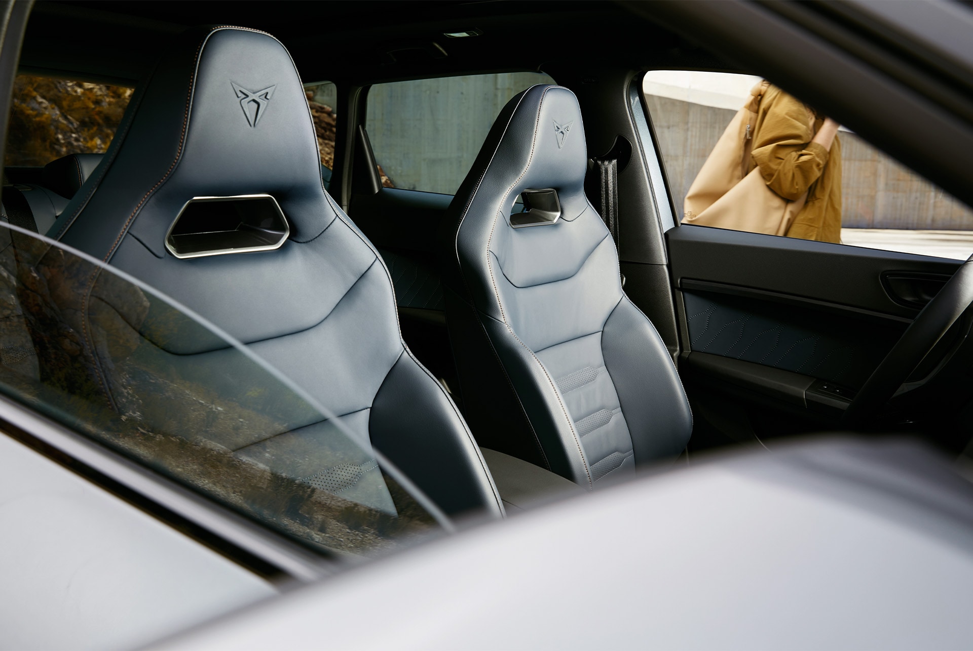 Primo piano dei sedili sportivi a guscio della CUPRA Ateca, realizzati in vera pelle in Petrol Blue, per un look pregiato e senza tempo.
