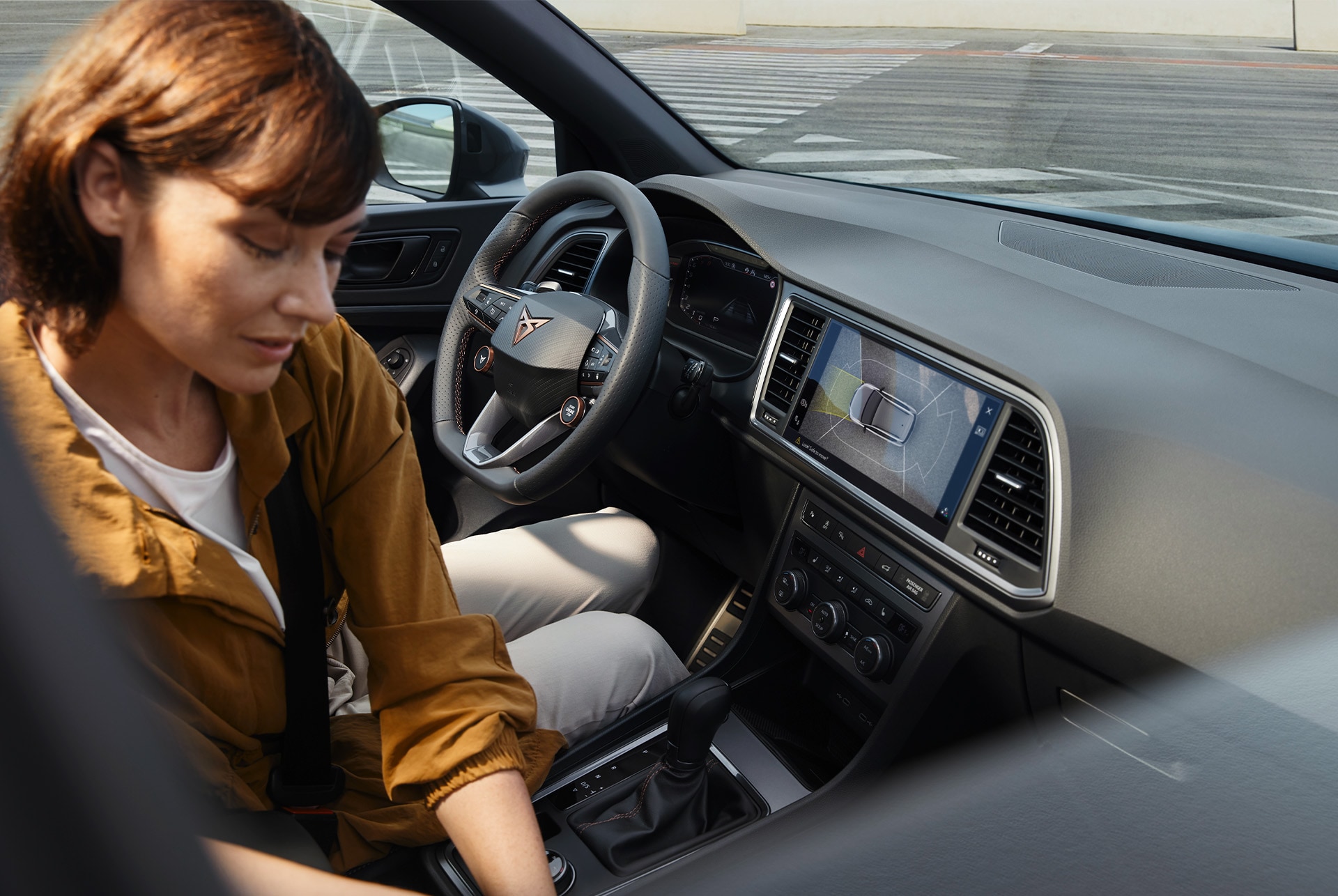 Vista interna della CUPRA Ateca che mette in risalto la tecnologia incentrata sul conducente e gli interni appositamente studiati per soddisfare le esigenze del conducente.