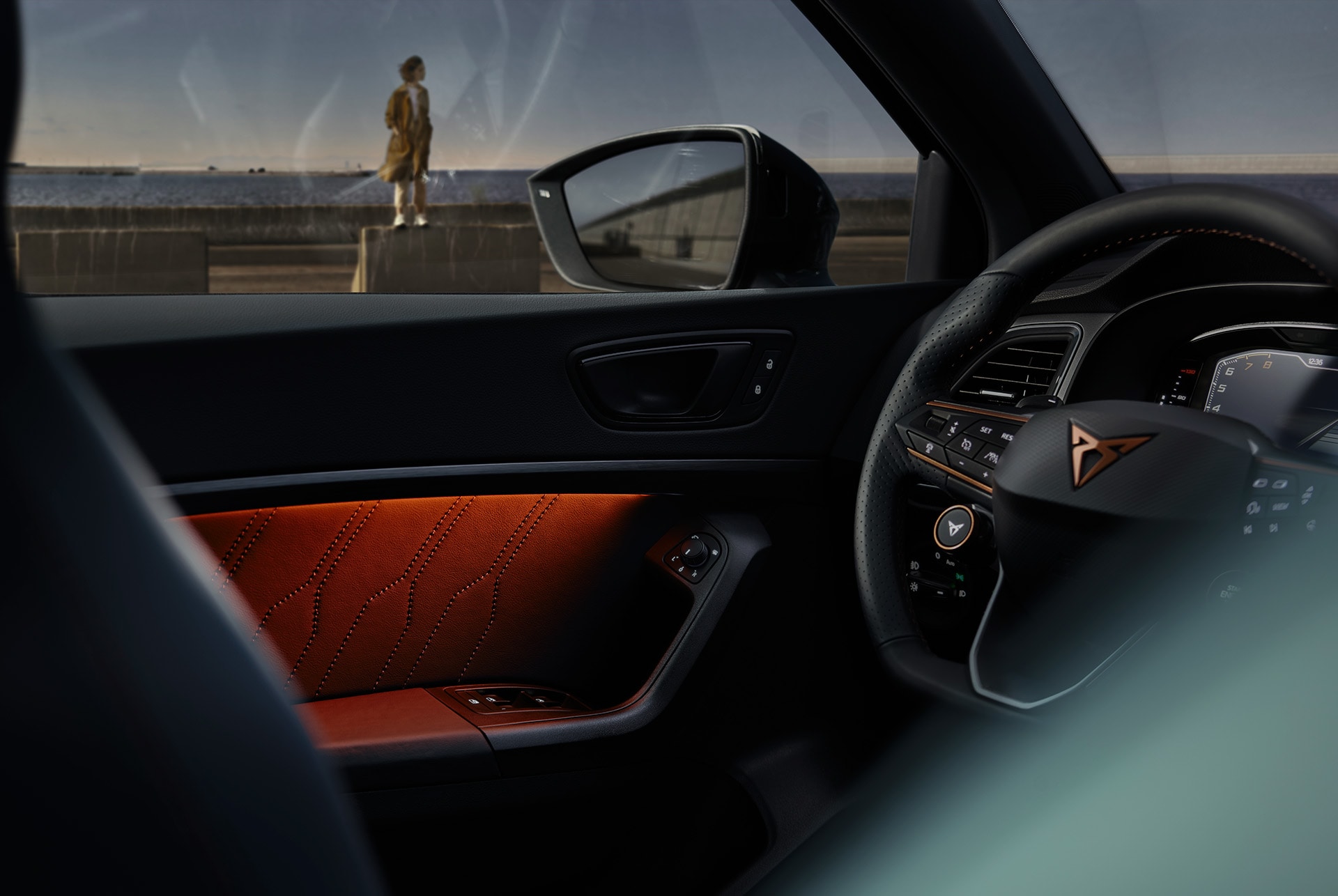 Vista interna della CUPRA Ateca con un’illuminazione ambiente che si adatta al vostro umore e arricchisce l’esperienza di guida con tonalità regolabili individualmente.