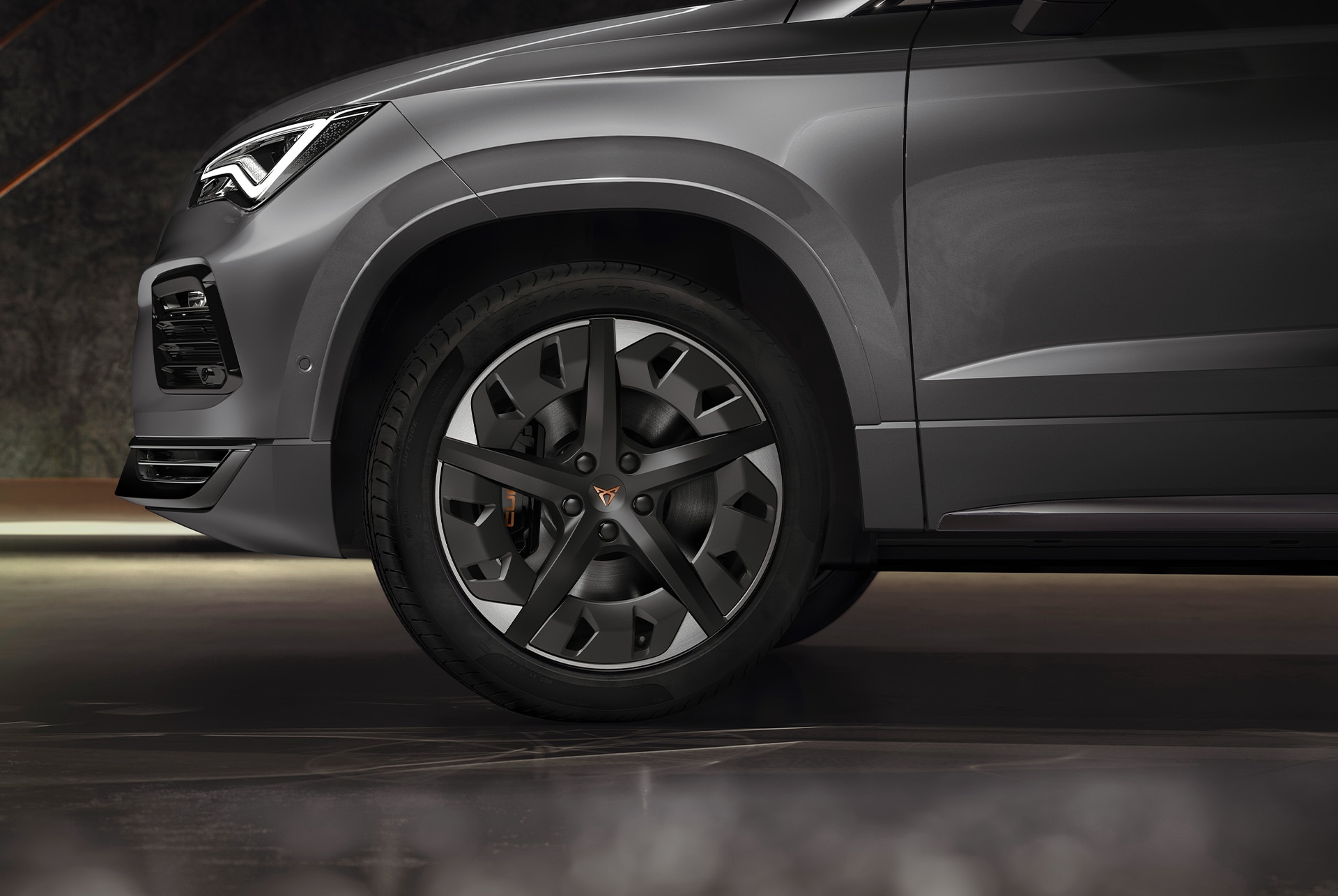 Primo piano dei cerchi in lega leggera da 19 pollici «Exclusive» in Sport Black e Silver della CUPRA Ateca, caratterizzati da un design elegante e dinamico.