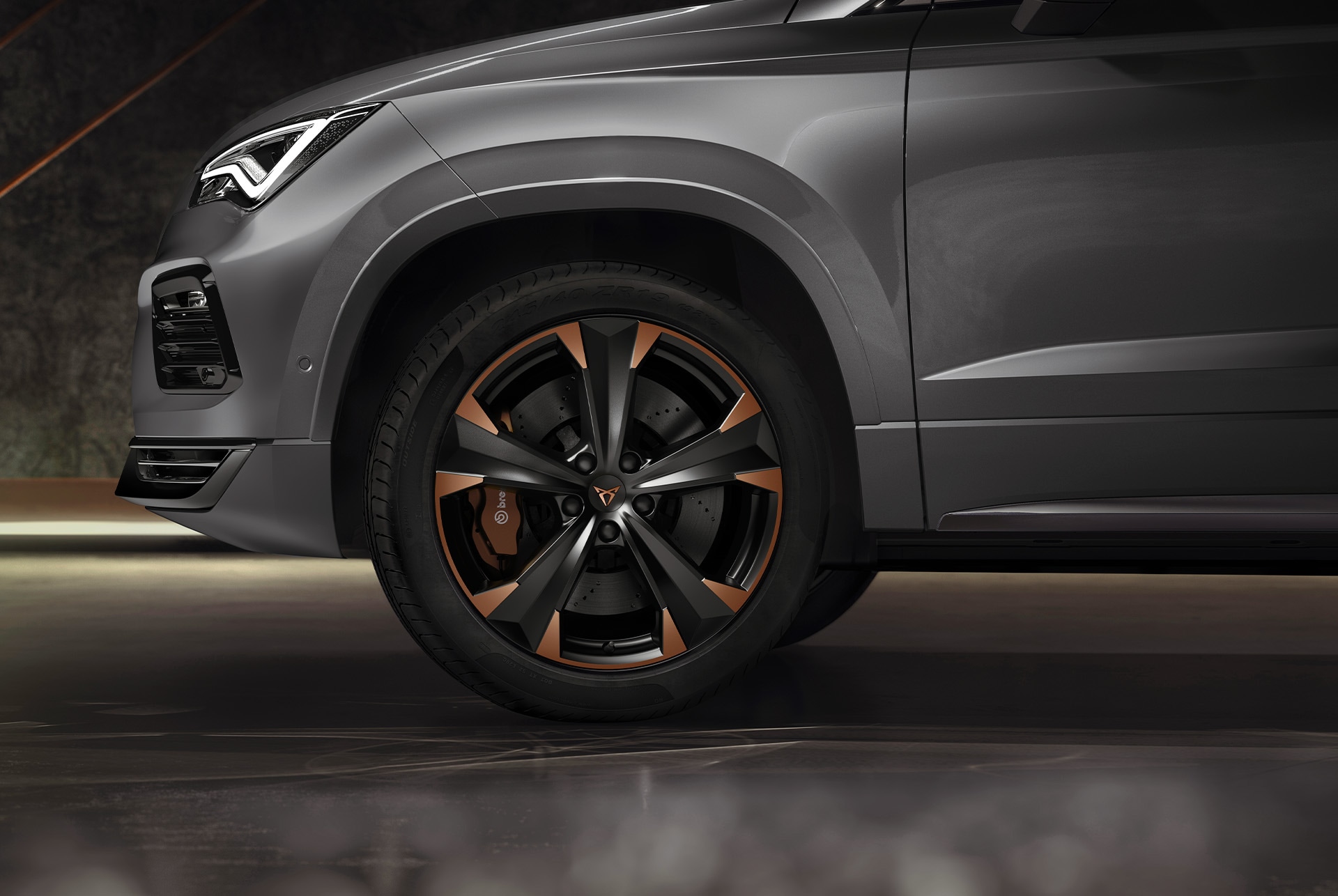  Primo piano dei cerchi in lega leggera da 19 pollici «Exclusive» in Sport Black e Copper della CUPRA Ateca, che sottolineano il suo design grintoso e dinamico.