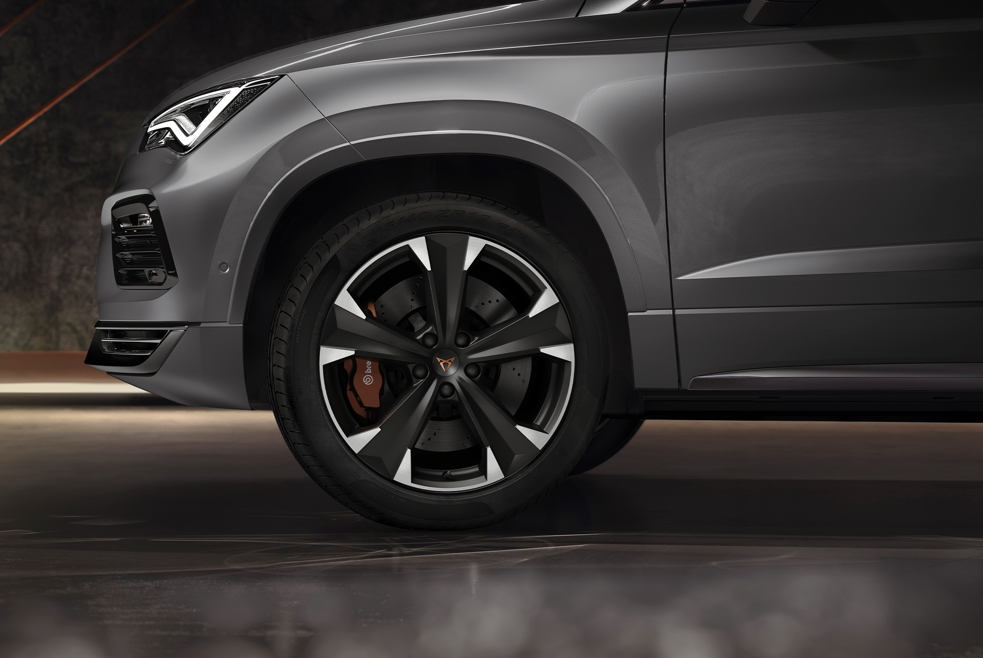 Primo piano dei cerchi in lega leggera esclusivi da 19 pollici in Sport Black e Silver della CUPRA Ateca, che sottolineano il suo design elegante e grintoso.