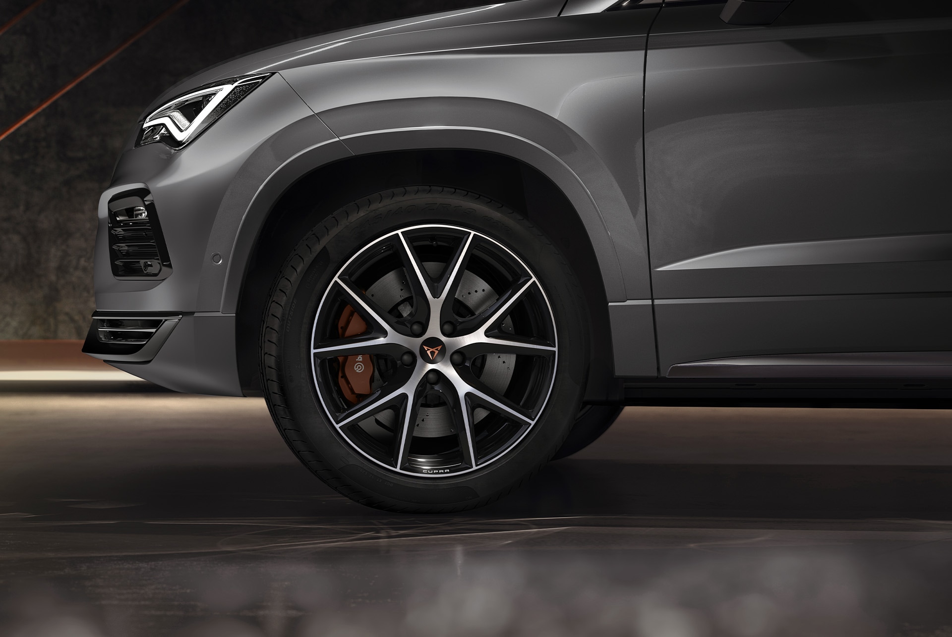 Primo piano dei cerchi in lega leggera da 19 pollici «Exclusive R» in Sport Black e Silver della CUPRA Ateca, che si contraddistinguono per un design elegante e sportivo.
