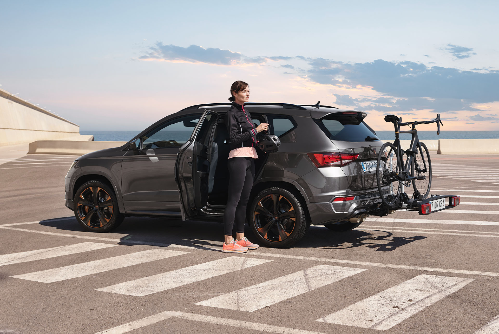 Con il portabiciclette ridisegnato per il gancio da traino per un massimo di due biciclette, la CUPRA Ateca dimostra che è perfetta anche per le avventure all’aria aperta.