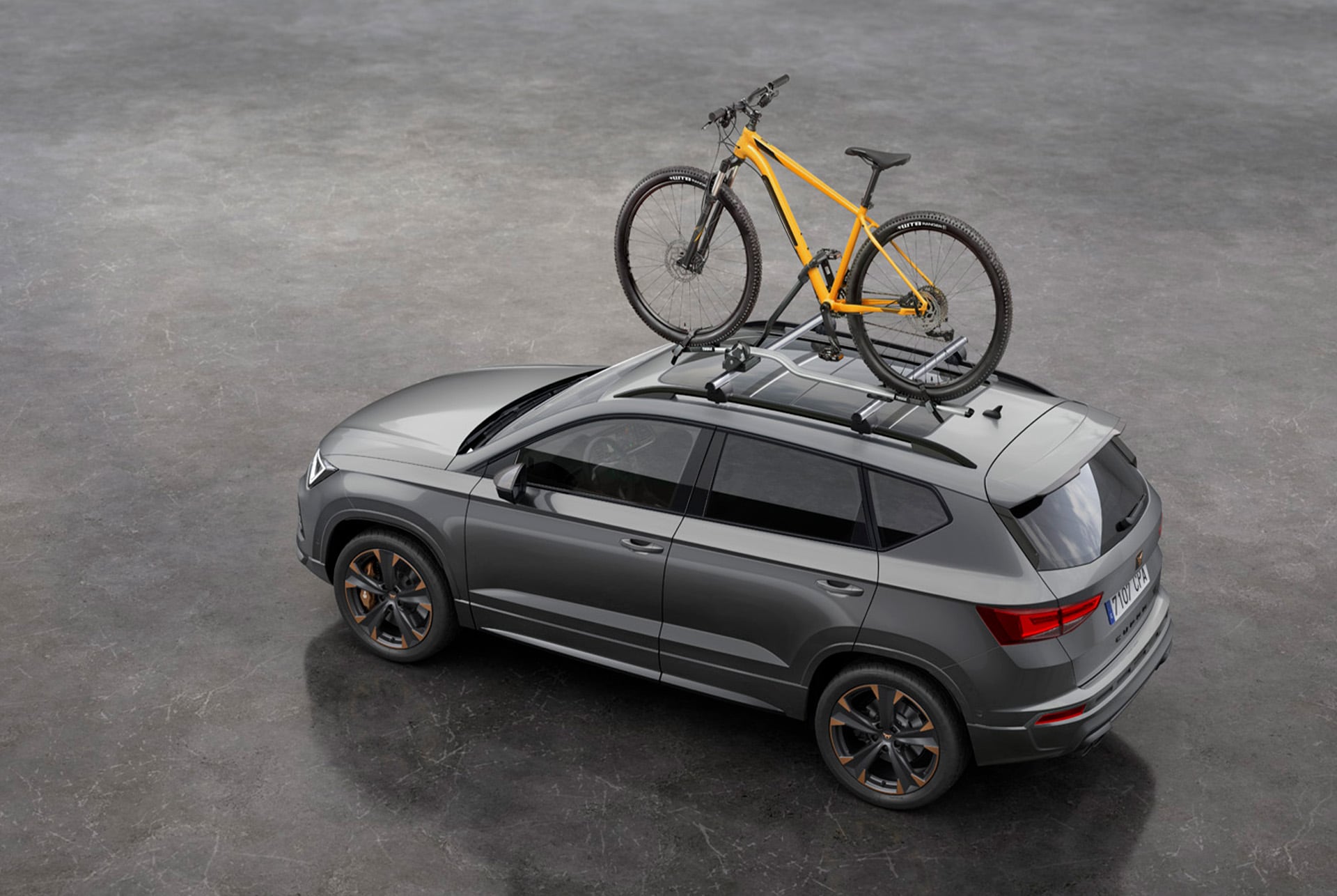 La CUPRA Ateca, dotata di un portabiciclette apposito, è pronta per affrontare i vostri viaggi avventurosi.