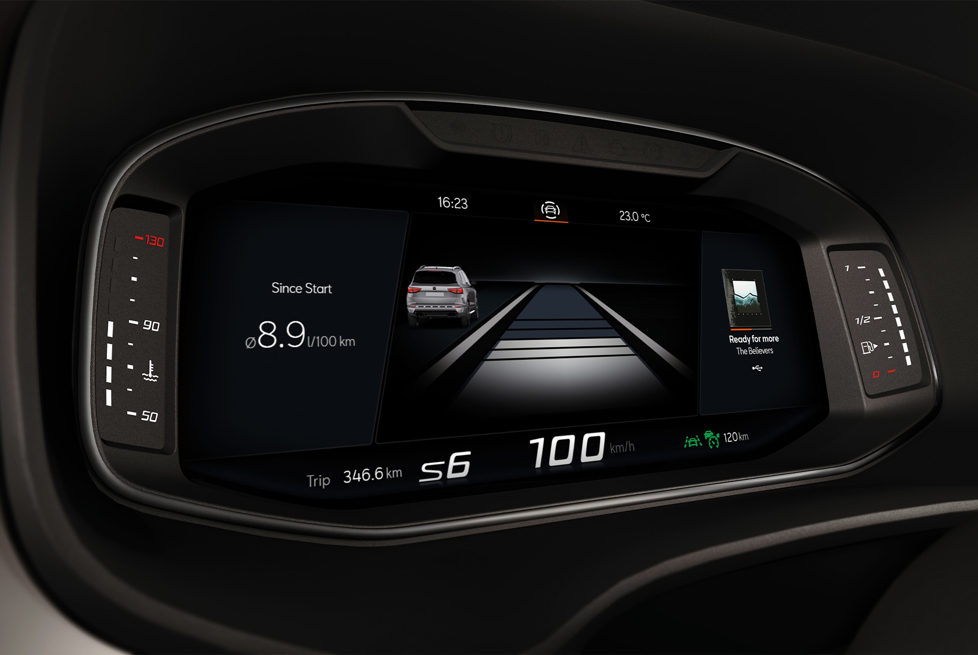 Display digitale che mostra le funzioni del pacchetto di assistenza alla guida XL della CUPRA Ateca, tra cui stabilizzatore di velocità con ACC, High Beam Assist e rilevamento della segnaletica stradale per la massima sicurezza.