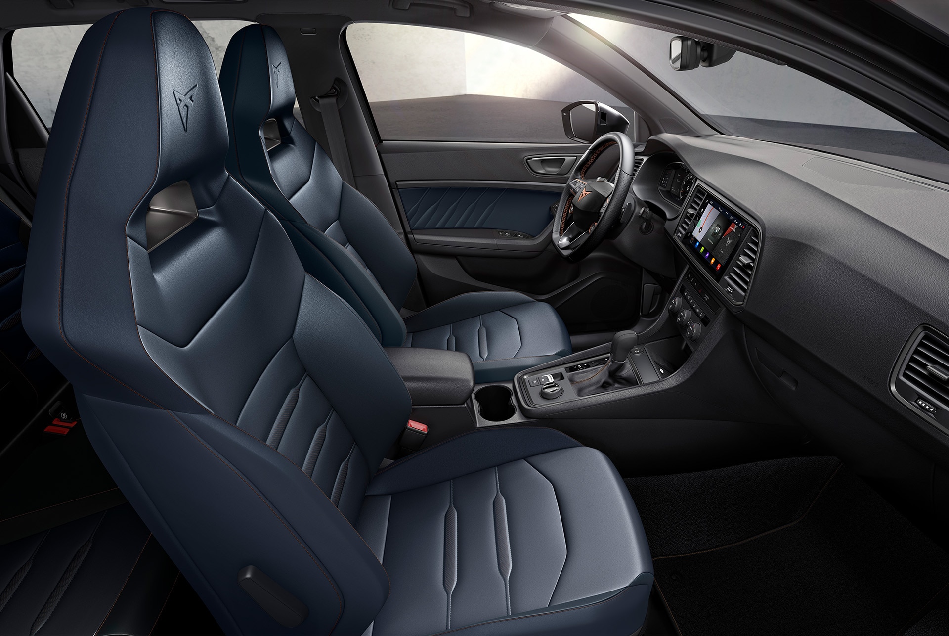  Immagine ALT: Vista interna della CUPRA Ateca con pacchetto inverno con sedili anteriori riscaldabili che garantiscono calore e relax anche a basse temperature.