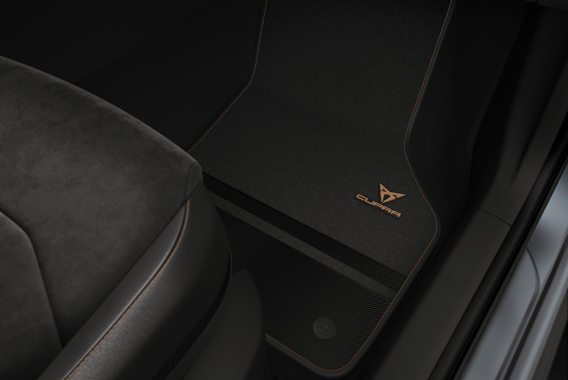 CUPRA Ateca con un elegante tappetino premium in fibra di carbonio che protegge il pianale del veicolo.