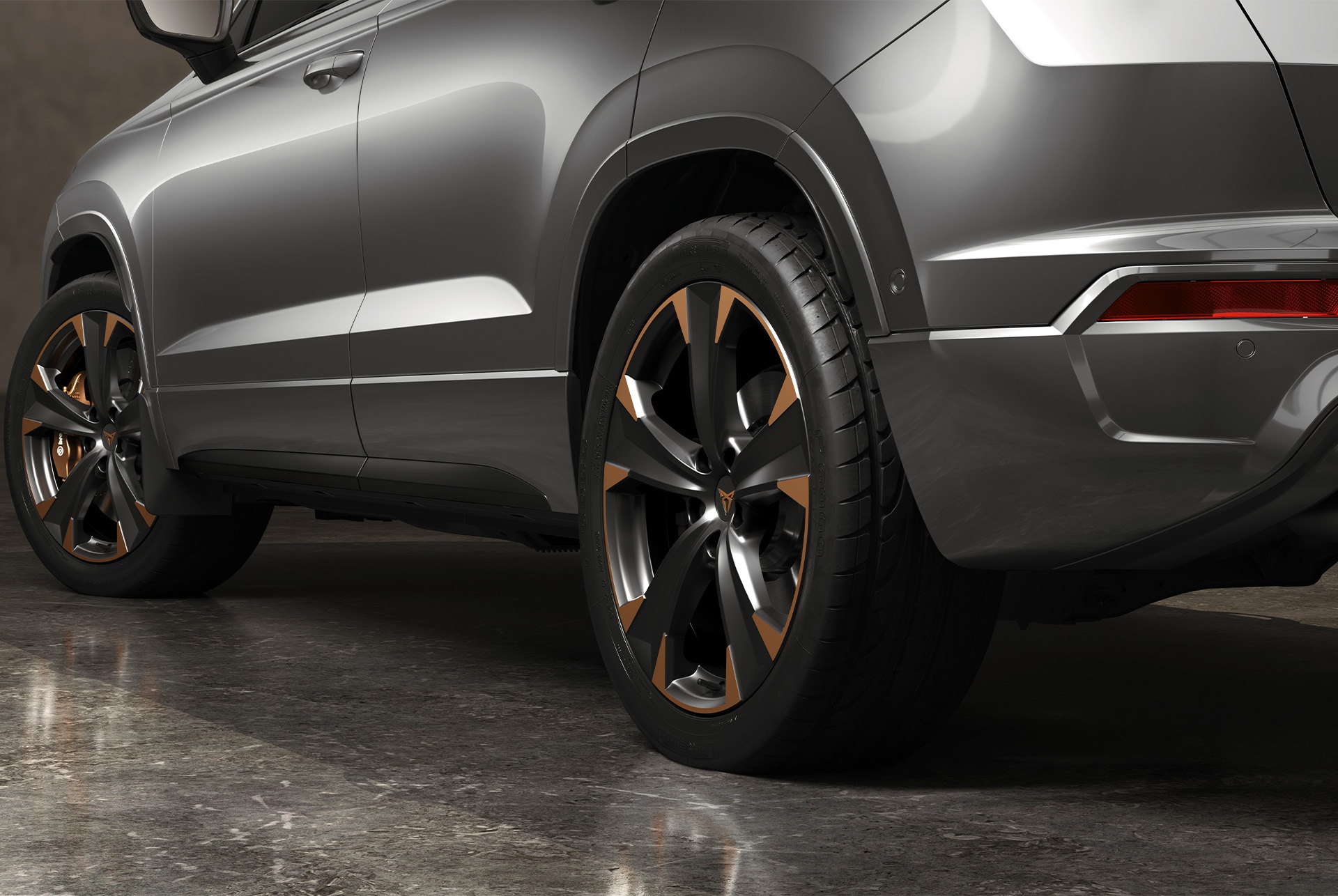 CUPRA Ateca con paraspruzzi anteriori che proteggono la vettura dallo sporco e il lato inferiore da urti pericolosi.
