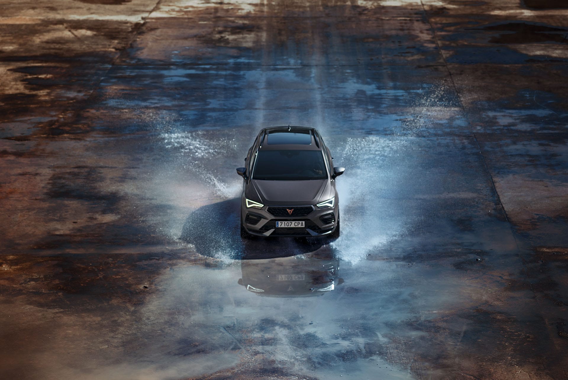 Vue avant de la CUPRA Ateca en train de rouler dans l’eau avec capot moteur accentué, phares Full LED, détails en aluminium foncé et freins puissants avec étriers de frein Brembo.
