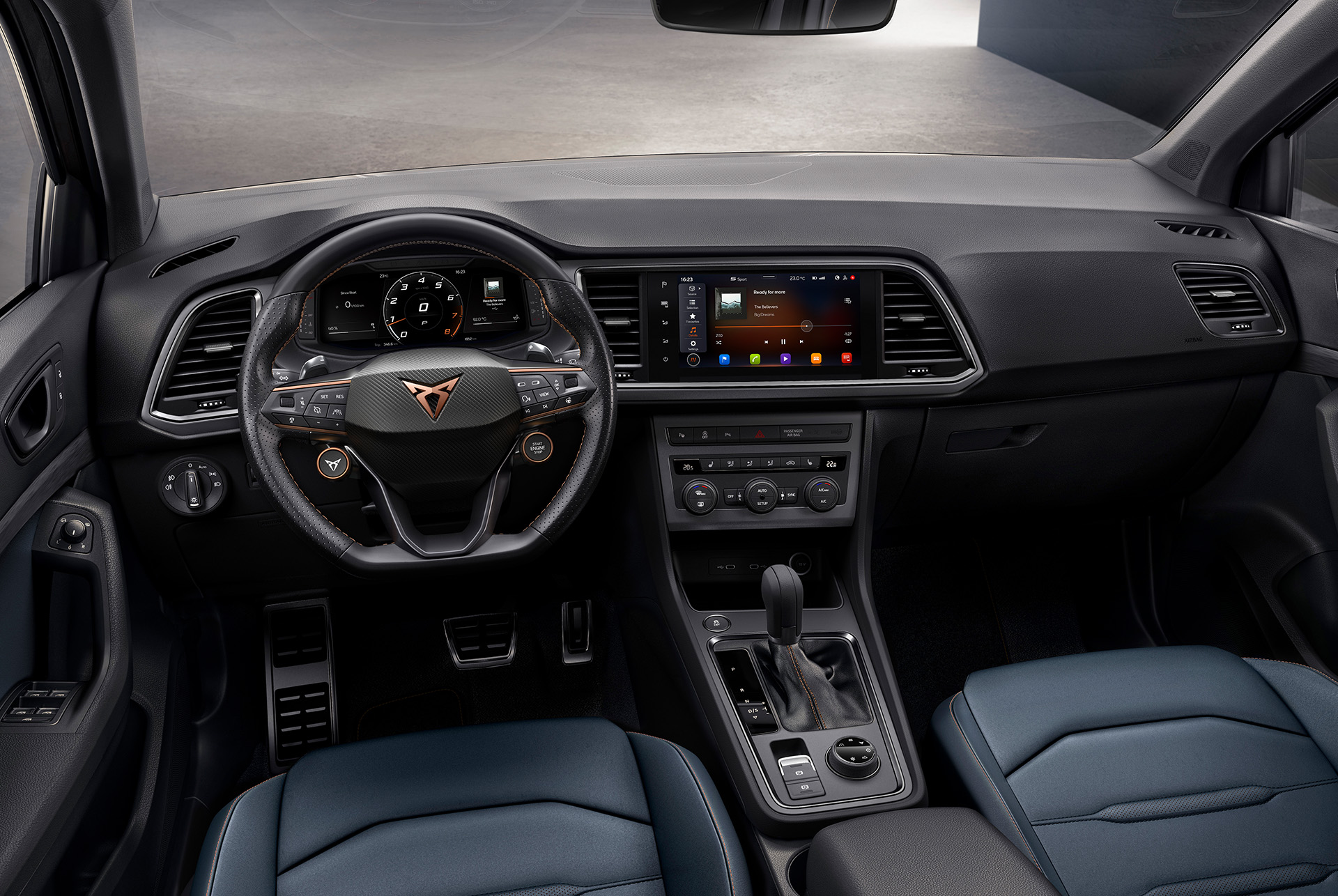 Vue intérieure du tableau de bord de la CUPRA Ateca avec les six profils de conduite différents, la boîte automatique DSG et la technologie 4WD pour une expérience de conduite encore meilleure.
