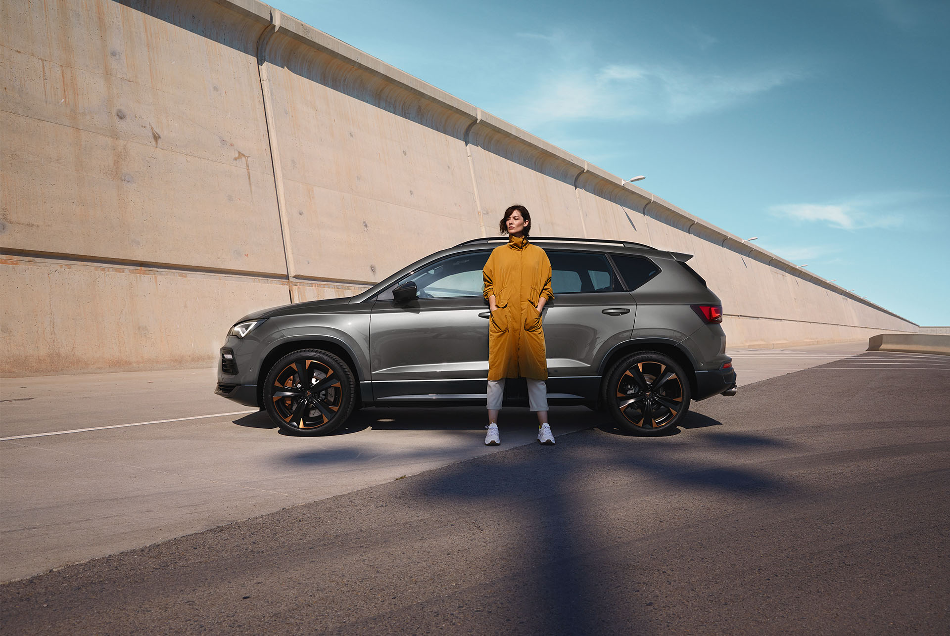 La vue latérale de la CUPRA Ateca souligne le puissant moteur de 300 ch qui permet au véhicule d'accélérer de 0 à 100 km en 4.9 secondes. 