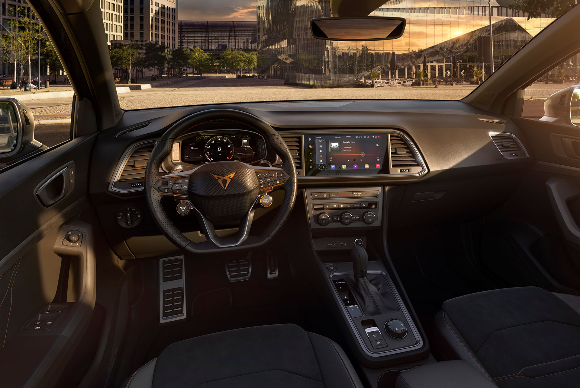 Vue intérieure du SUV CUPRA Ateca avec vue sur le volant et ses touches intégrées pour démarrer le moteur et sélectionner le profil de conduite. Les palettes derrière le volant assurent un changement de vitesse confortable.