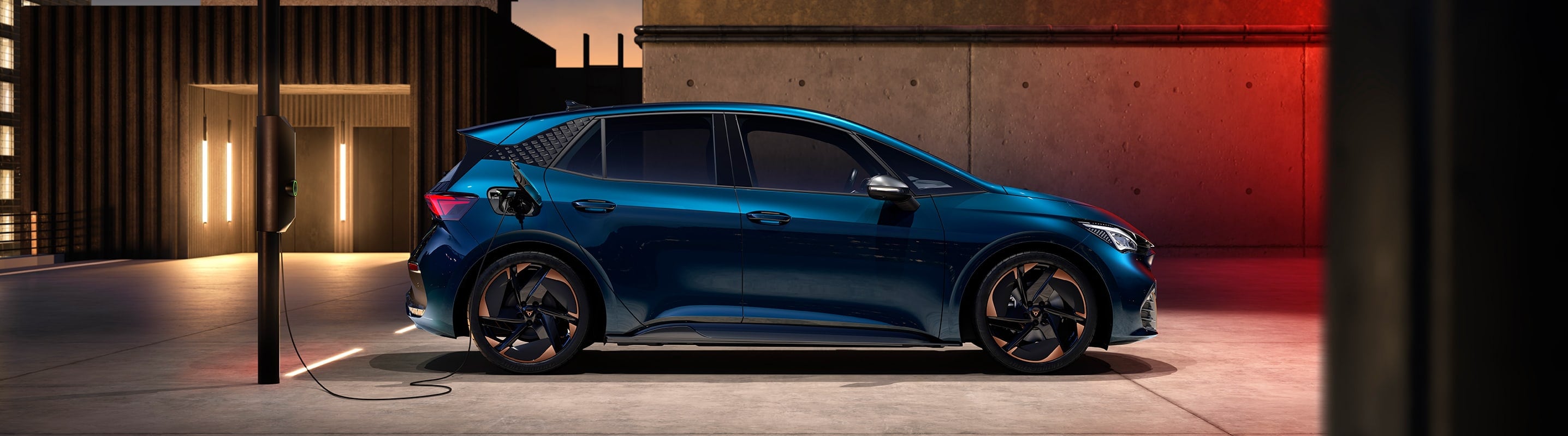 Der neue CUPRA Born in Aurora Blue an einer Ladestation