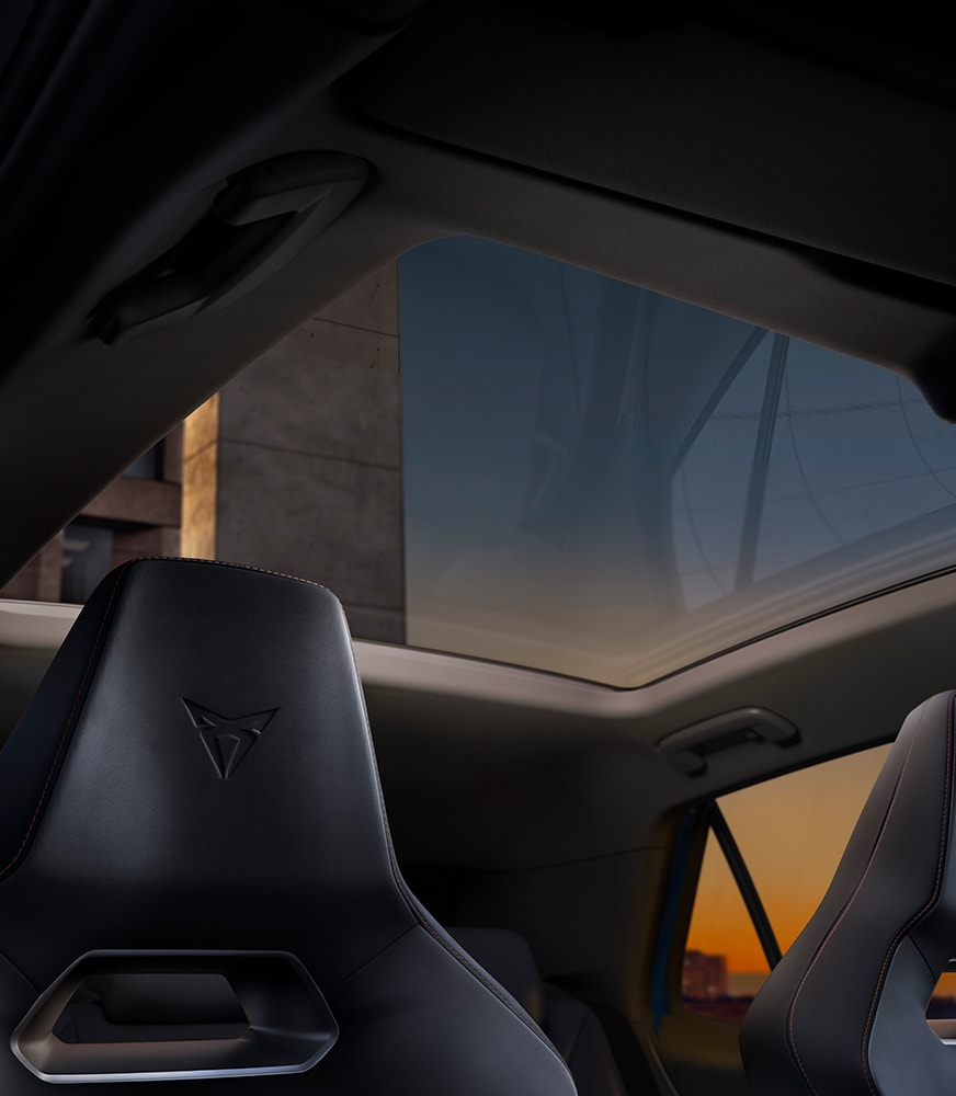 CUPRA%20Born%20interior%20view%20of%20the%20panoramic%20sunroof