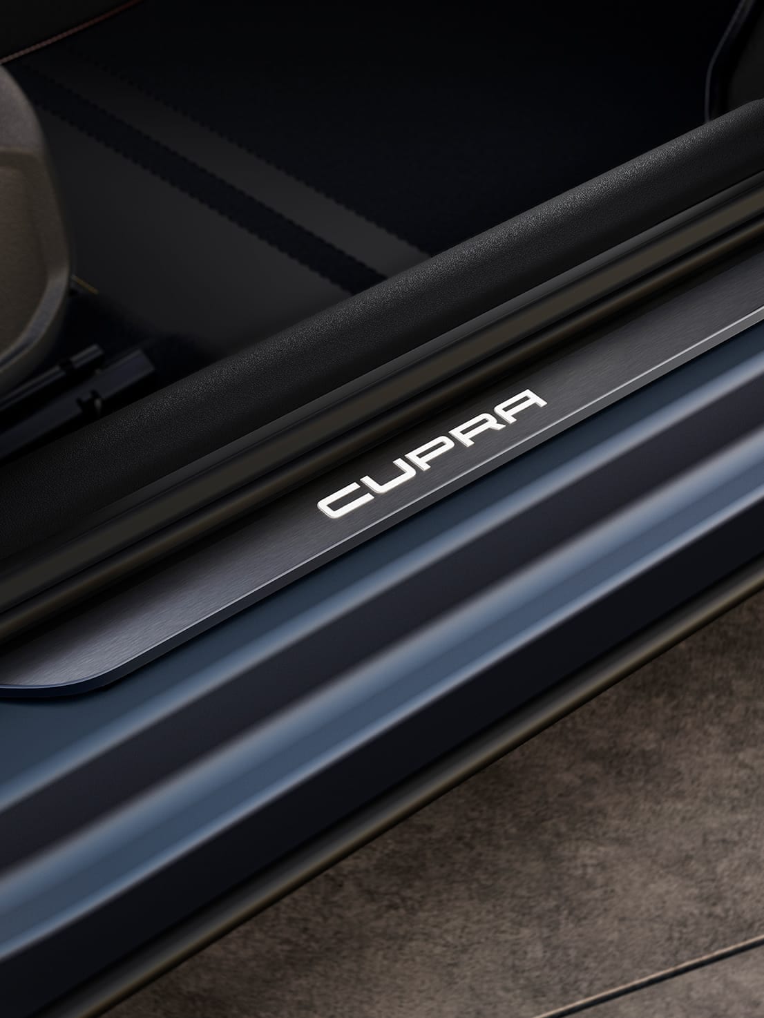 nuovo suv compatto cupra formentor con dettagli luminosi cupra sulle strisce battitacco 