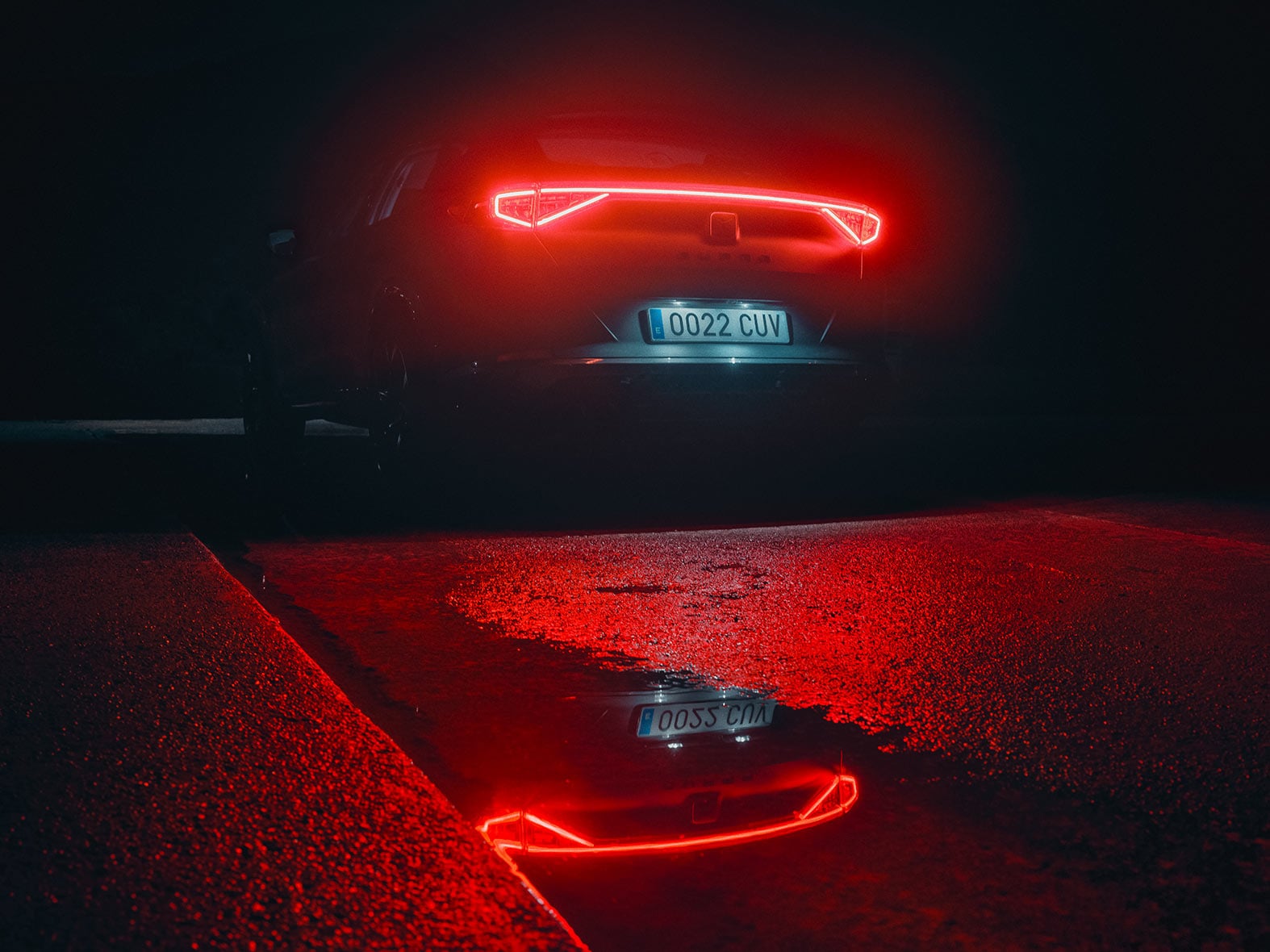 neuer cupra formentor kompakt-suv mit coast-to-coast-heckbeleuchtung
