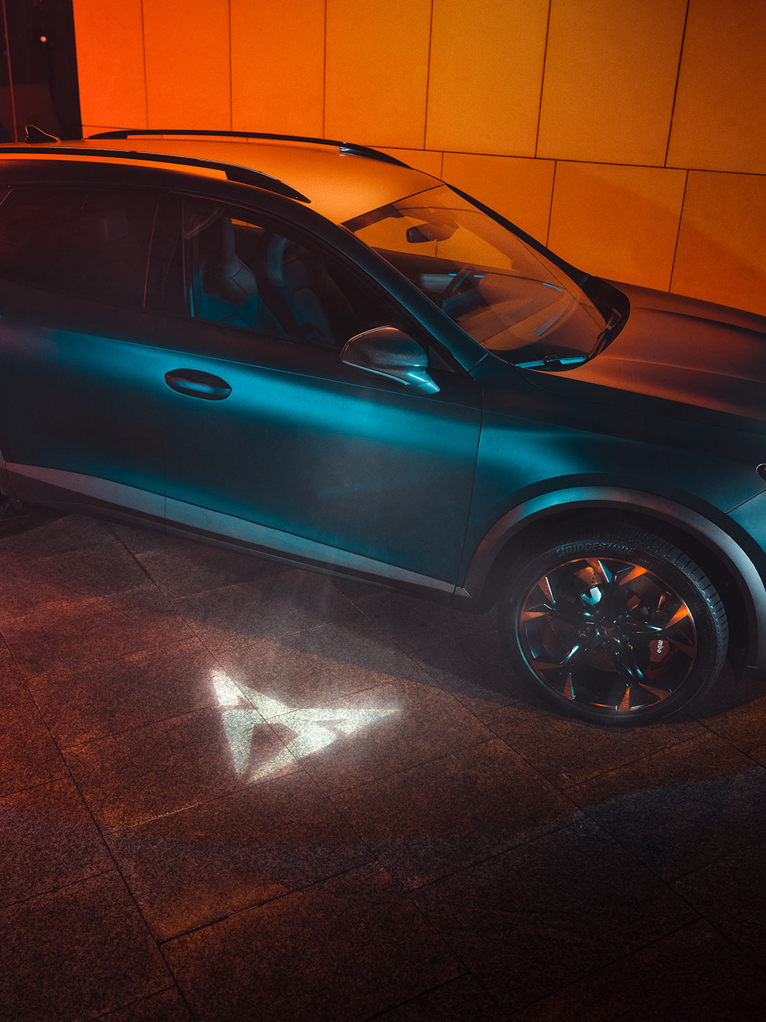 neuer cupra formentor kompakt-suv mit welcome light unter dem aussenspiegel